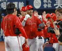 　４回、勝ち越し２ランを放ちナインに迎えられるモンテロ（撮影・金田祐二）