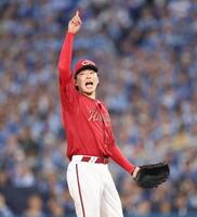 　３回、京田の打球を指さす大瀬良（撮影・金田祐二）