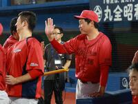 　ナインを迎える新井監督（撮影・金田祐二）