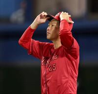 　勝利も引き締まった表情を見せる新井監督（撮影・金田祐二）