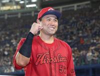 　ヒーローインタビューで笑顔の末包（撮影・金田祐二）