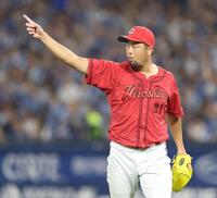　６回、代打・ビシエドを左飛にしとめた中崎（撮影・金田祐二）