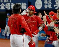 　４回、勝ち越し２ランを放ちナインに迎えられるモンテロ（撮影・金田祐二）