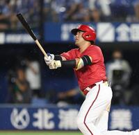 　５回、２ランを放つ末包（撮影・金田祐二）