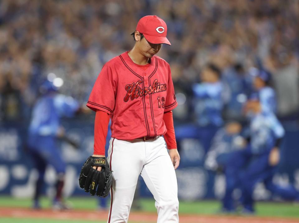 　蝦名にサヨナラ犠飛を浴びがっくりの森浦（撮影・金田祐二）