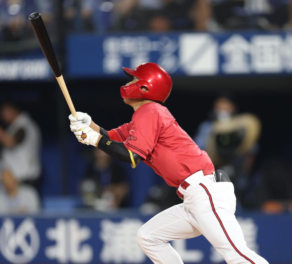 　５回、右中間に勝ち越し２ランを放つ二俣（撮影・金田祐二）