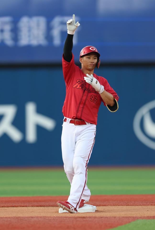 　１回、左越え二塁打を放ち喜ぶ中村奨（撮影・金田祐二）