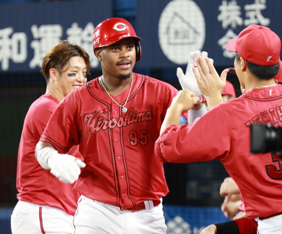 　５回、同点ソロを放ちナインに迎えられるモンテロ（撮影・金田祐二）