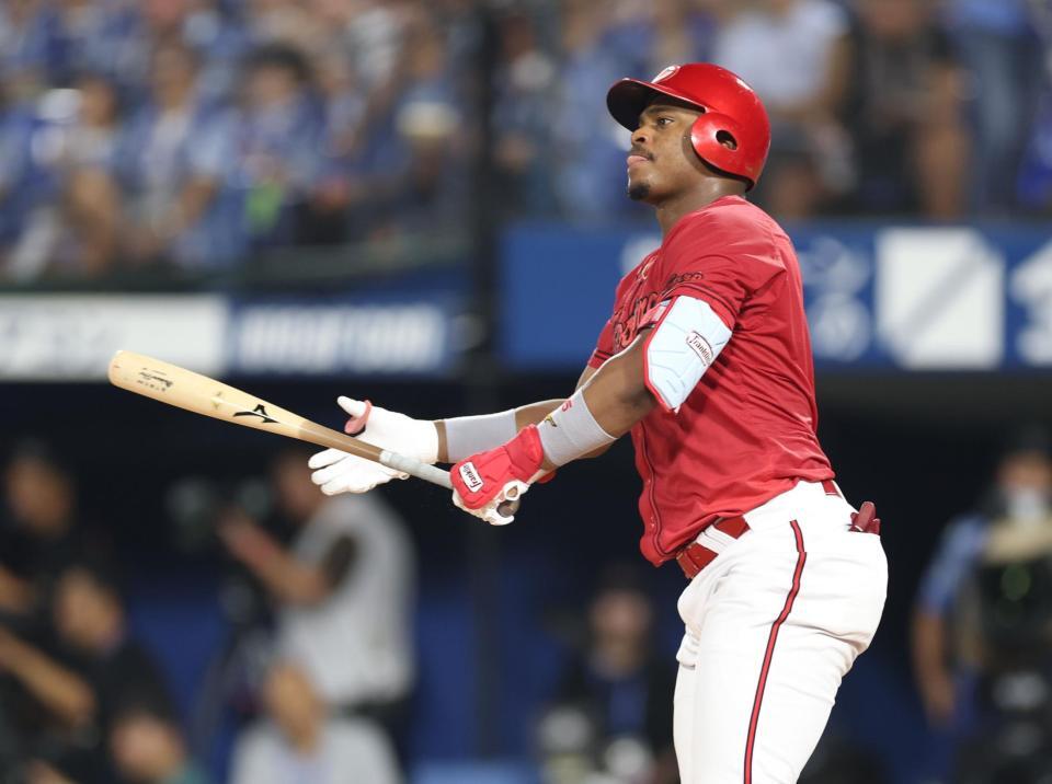 　５回、左中間に同点ソロを放つモンテロ（撮影・金田祐二）