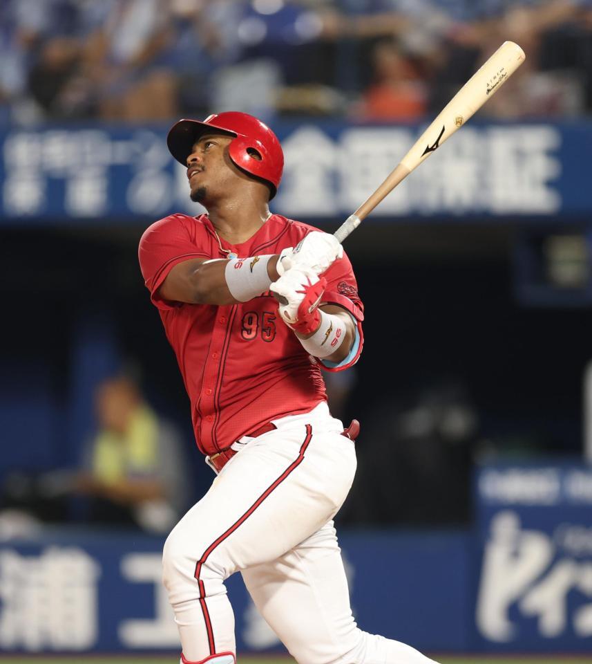 　４回、勝ち越し２ランを放つモンテロ（撮影・金田祐二）