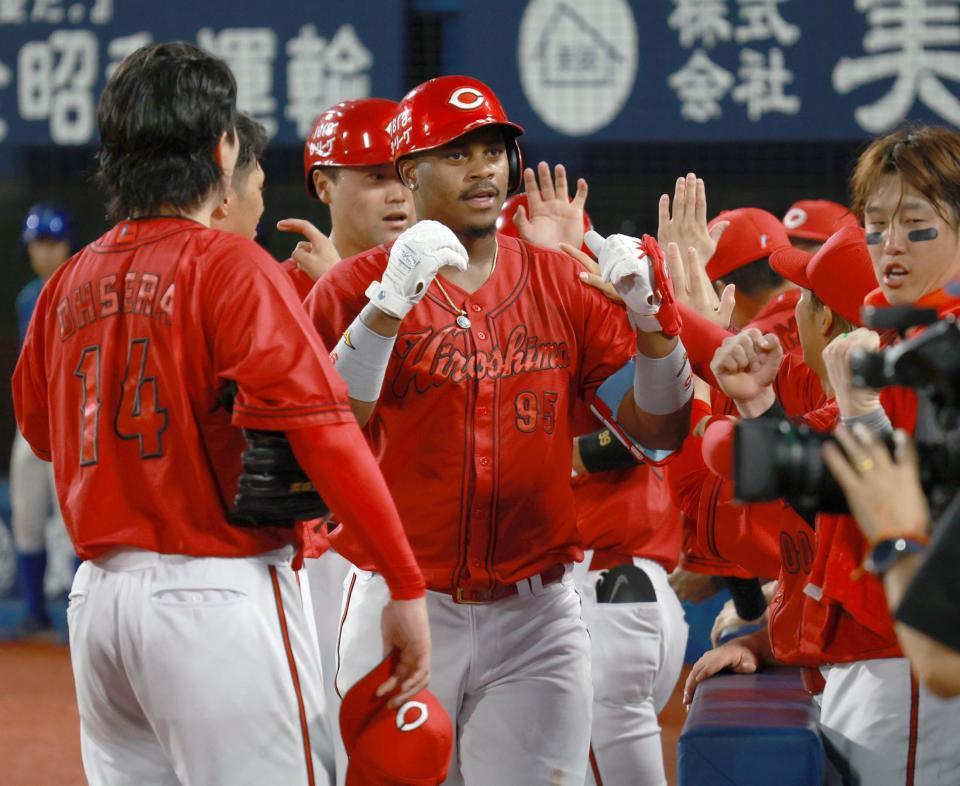 　４回、勝ち越し２ランを放ちナインに迎えられるモンテロ（撮影・金田祐二）