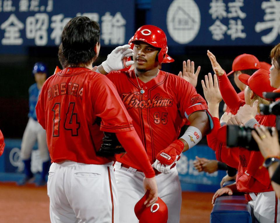 　４回、勝ち越し２ランを放ちナインに迎えられるモンテロ（撮影・金田祐二）