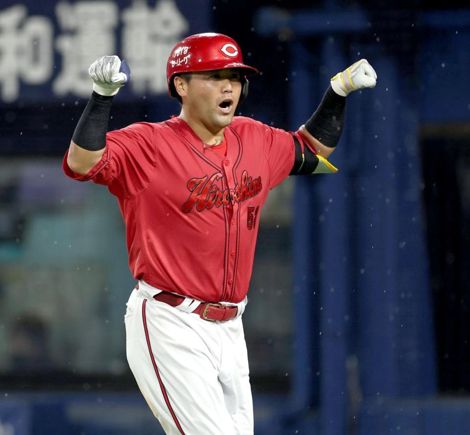 　５回、２ランを放ちポーズをきめる末包（撮影・金田祐二）