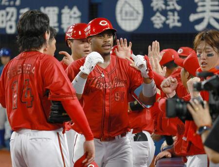 　４回、勝ち越し２ランを放ちナインに迎えられるモンテロ（撮影・金田祐二）