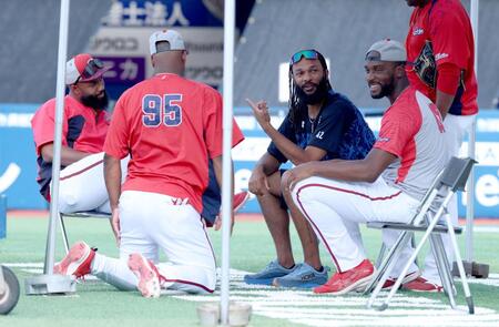 【写真】広島 助っ人座談会のほっこりシーン あれっ?1人だけw真剣な表情で話し込む