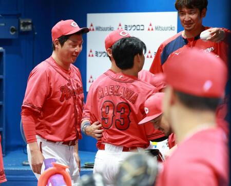 　４回、適時二塁打を放った前川（９３）に笑顔の新井監督（撮影・金田祐二）