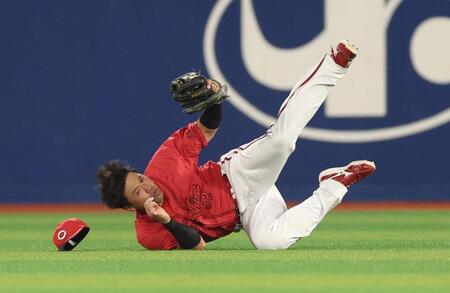 　６回、梶原の打球を好捕する末包（撮影・金田祐二）