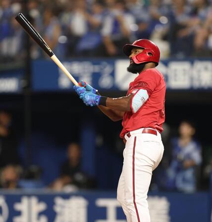 　３回、左越え２ランを放つファビアン（撮影・金田祐二）