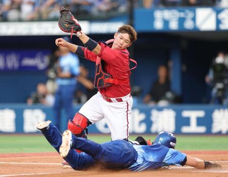 　１回、ビシエドの打球、森の野選で三走・蝦名の生還を許す捕手は坂倉（撮影・金田祐二）