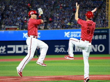 　４回、中越え２ランを放ち赤松コーチと喜ぶ末包（撮影・金田祐二）