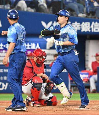 　２回、３ランを放った佐野（右）。捕手坂倉