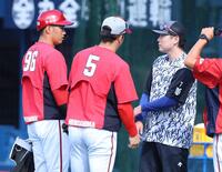 　言葉を交わす（左から）中村奨、小園、佐野（撮影・金田祐二）