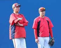 　話をする新井監督と小園（撮影・金田祐二）