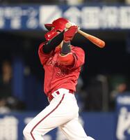 　４回、適時二塁打を放つ前川（撮影・金田祐二）