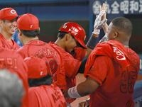 　４回、適時二塁打を放ちナインに迎えられる前川（撮影・金田祐二）