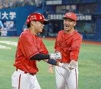 　４回、適時二塁打を放ち矢野に迎えられる前川（撮影・金田祐二）