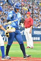 　１回、京田（左）に押し出しの四球を与えた森