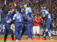 　最後の打者となりがっくりの小園（撮影・金田祐二）