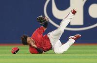 　６回、梶原の打球を好捕する末包（撮影・金田祐二）