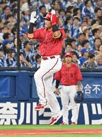 　３回、２ランを放ち塁を回る末包