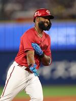 　３回、左越え２ランを放ちポーズをきめるファビアン（撮影・金田祐二）