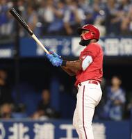 　３回、左越え２ランを放つファビアン（撮影・金田祐二）