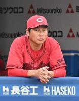 　１回の攻撃を見つめる新井監督