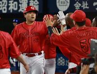 　４回、中越え２ランを放ちナインに迎えられる末包（撮影・金田祐二）