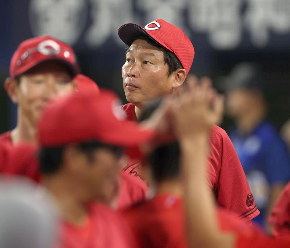 　勝利に安堵（あんど）の新井監督（撮影・金田祐二）