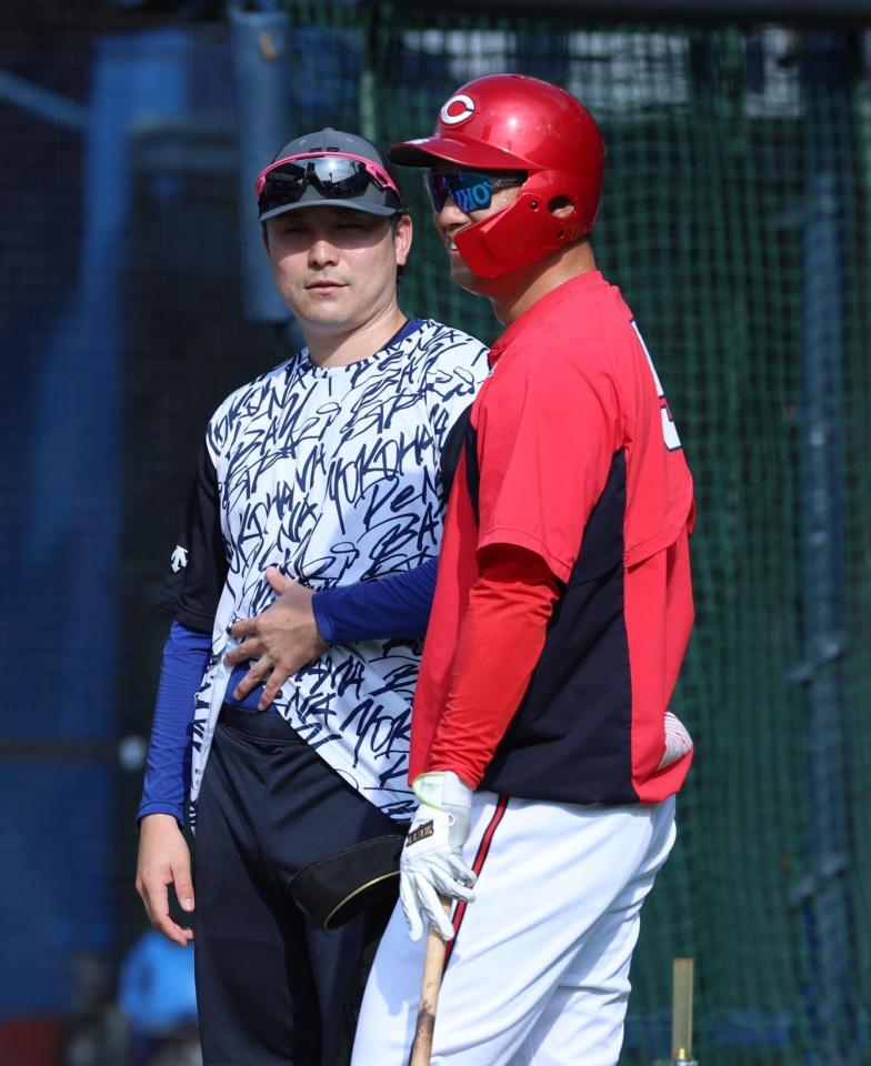 　言葉を交わす佐野（左）と中村奨（撮影・金田祐二）