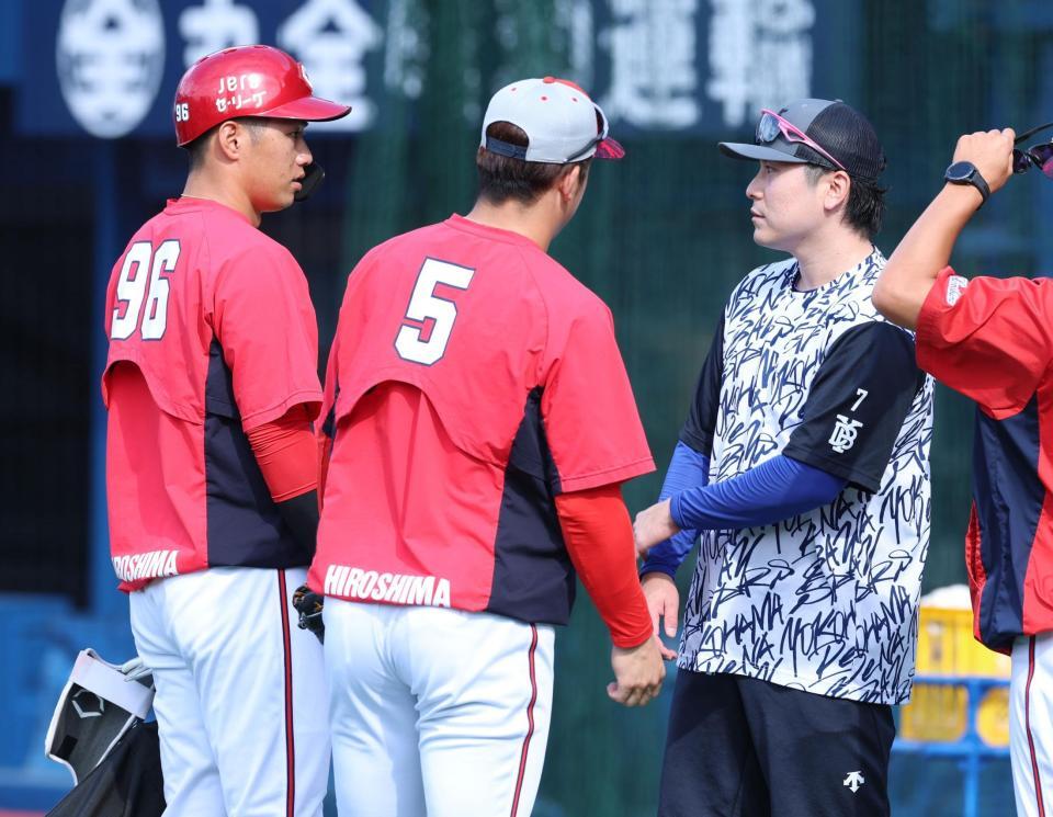 　言葉を交わす（左から）中村奨、小園、佐野（撮影・金田祐二）