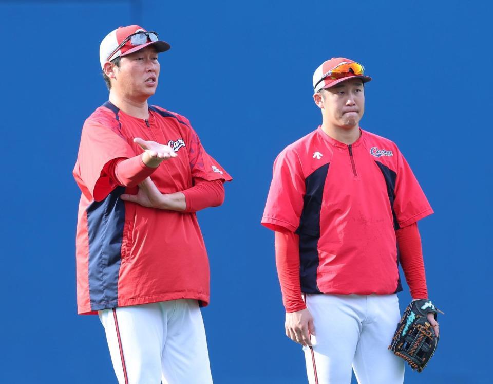 　話をする新井監督と小園（撮影・金田祐二）