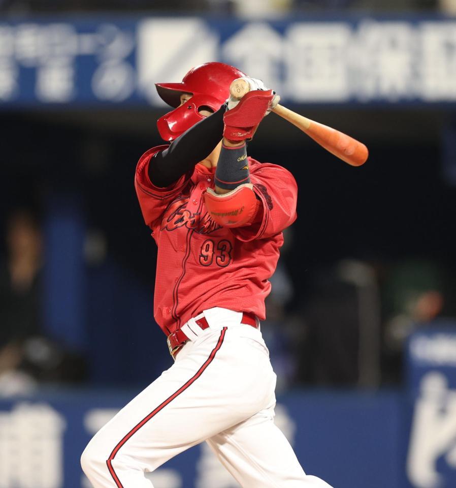 　４回、適時二塁打を放つ前川（撮影・金田祐二）