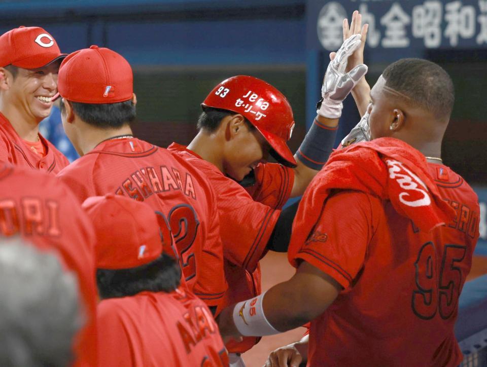 　４回、適時二塁打を放ちナインに迎えられる前川（撮影・金田祐二）