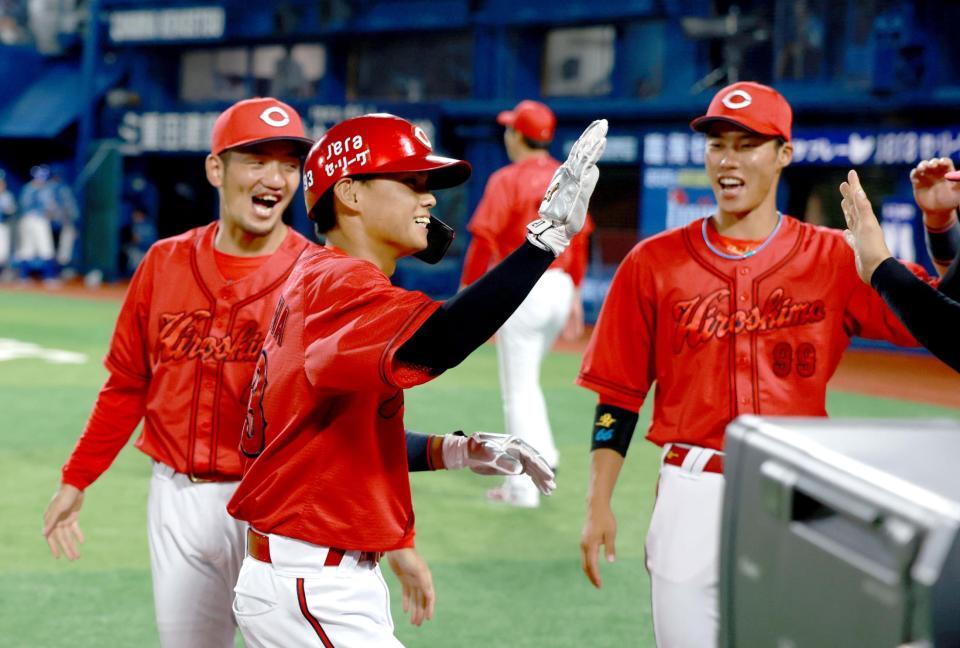 　４回、適時二塁打を放ちナインに迎えられる前川（撮影・金田祐二）