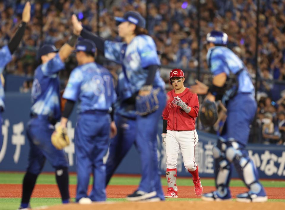 　最後の打者となりがっくりの小園（撮影・金田祐二）