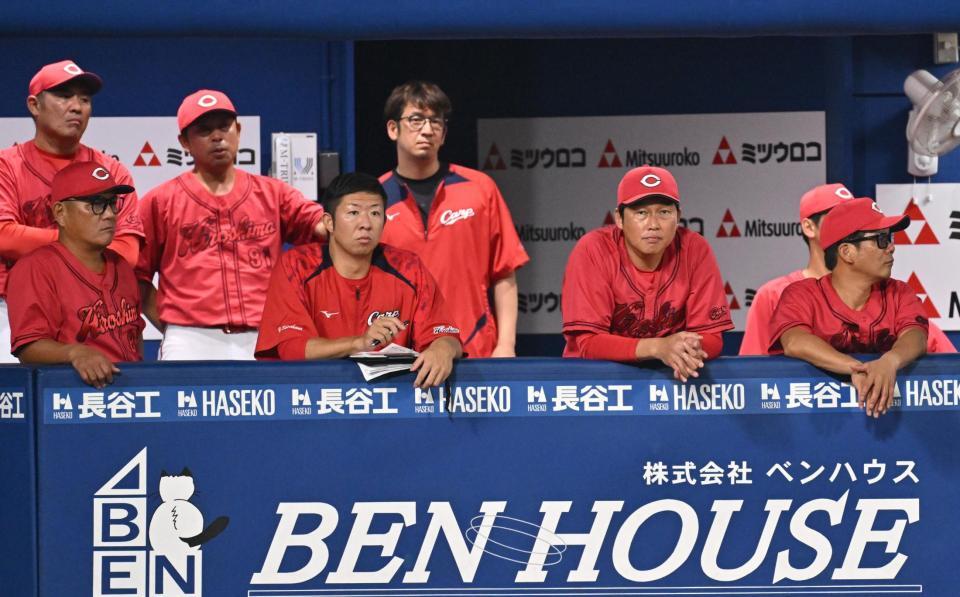 　９回表、試合を見守る新井監督（右から３人目）ら広島ベンチ