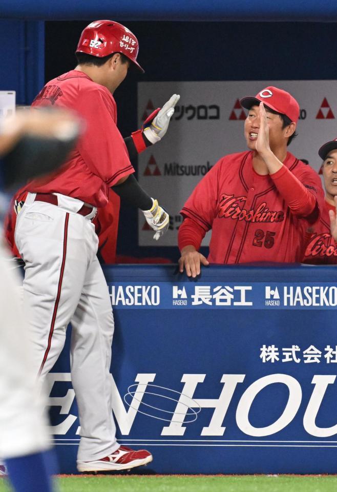 　３回、２ランを放った末包（左）を迎える新井監督