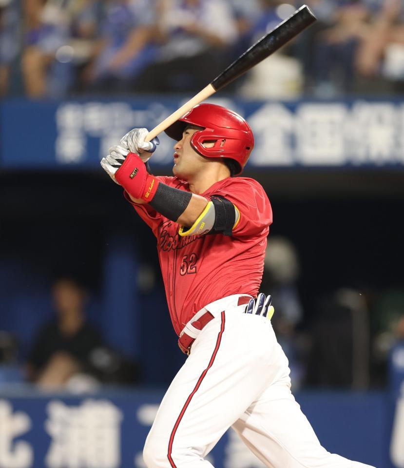 　４回、中越え２ランを放つ末包（撮影・金田祐二）