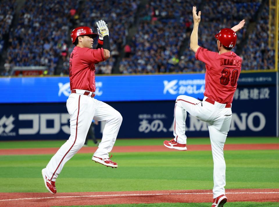 　４回、中越え２ランを放ち赤松コーチと喜ぶ末包（撮影・金田祐二）